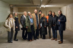 Vertreterinnen und Vertreter des Bauministeriums, der HEG sowie aus dem Vorstandsbereich Stadtentwicklung, Bauen und Sport der Stadt Hagen im ehemaligen Bunker in der Bachstraße. (Foto: Charlien Schmitt/Stadt Hagen)