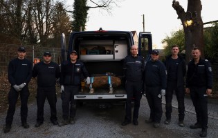 Der Kampfmittelbeseitigungsdienst und das Ordnungsamt Hagen mit der entschärften Fliegerbombe (Foto: Aaron Schlütter/Stadt Hagen).