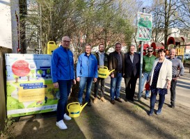 v.l.: Thomas Spruth, Hermann Backhaus, Timothy Stockmann, Thomas Köhler, Ralf Quardt, Dr. André Erpenbach, Stephanie Krause und Kai Gockel freuen sich über den Startschuss zum Projekt „Gießkannenheld:innen Hagen“. (Foto: Karla Koball/Stadt Hagen)