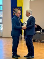 Oberbürgermeister Erik O. Schulz gratuliert Sebastian Lang-Lessing nach dem Ratsentschluss. (Foto: Stadt Hagen)