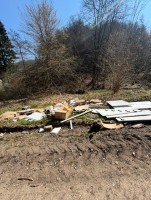Dank eines Bürgerhinweises entdeckten die Waste Watcher eine illegale Müllkippe im Wald im Bereich des Nahmerbachs. (Foto: Stadt Hagen)