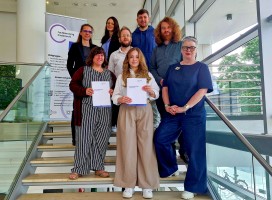 Sind stolz auf das Hagener InsoFa-Konzept (v.u.l.n.r.): Anna Wibbeke, Pia Lindemann, Carola Doert, Orell Tesche, Sascha Hiob, Jugenddezernentin Martina Soddemann, Dr. Ilga Opterbeck und Tjark de Vries. (Foto: Stadt Hagen)