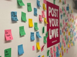 Bei der Aktion „Post Your Love – #herzvollstattleer“ haben rund 300 Menschen bunte Haftnotizen an einer Wand im Hagener Hauptbahnhof hinterlassen. (Foto: Anna Stenz/AllerWeltHaus Hagen)