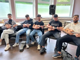 Die Schüler des Cuno-Berufskollegs I hatten viel Freude im Ukulele-Workshop. (Foto: Katrin Ollhoff/Stadt Hagen)