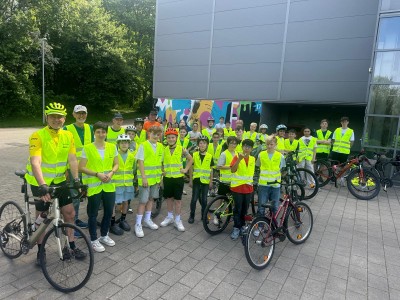 Die Schülerinnen und Schüler des Theodor-Heuss-Gymnasiums sind beim „STADTRADELN“ dabei. (Foto: Sandra Walter/THG) Die Schülerinnen und Schüler des Theodor-Heuss-Gymnasiums sind beim „STADTRADELN“ dabei. (Foto: Sandra Walter/THG)