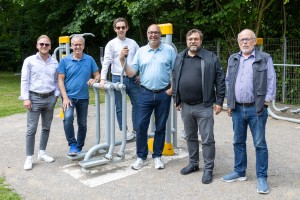(v.l.n.r.) Nico Schake (AOS Stahl), Thomas Becker (WBH), André Sänger (SSB), Karsten-Thilo Raab (SZS), Sportdezernent Henning Keune und Bürgermeister Dietmar Thieser freuen sich über die neuen Sportgeräte. (Foto: Aaron Schlütter/Stadt Hagen)