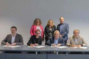 Martina Soddemann (Bildungsdezernentin der Stadt Hagen) und drei Träger-Vertreter bei der Unterzeichnung des neuen OGS-Vertrags (Foto: Julius Hentges/Stadt Hagen)