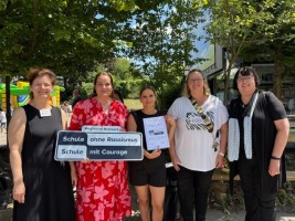 Die Grundschule im Kley bekommt die Urkunde „Schule ohne Rassismus – Schule mit Courage“ übergeben. (Foto: Stadt Hagen)