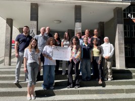 Die Schülerinnen und Schüler des Ricarda-Huch-Gymnasiums bekommen den Scheck in Höhe von 500 Euro. (Foto: Stadt Hagen)