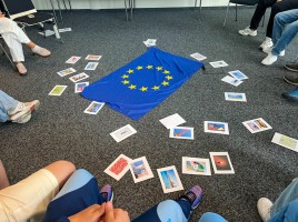Die Schülerinnen und Schüler des Cuno-Berufskolleg I sprechen mit Hilfe von Bildkarten über europäische Werte. (Foto: Katrin Ollhoff/Stadt Hagen)