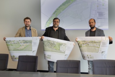 Dr. Christoph Diepes, Leiter Planungsamt, Henning Keune, Technischer Beigeordneter, und Matthäus Kozinski, Freiraum- und Grünordnungsplanung, präsentieren die Vorentwurfsplanung zum SeePark. (Foto: Julius Hentges/Stadt Hagen)
