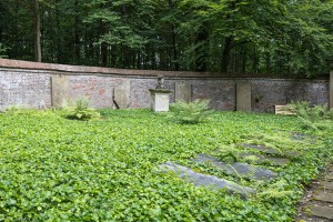 Die Vincke-Grabanlage mit der hohen Backsteinmauer im Fleyer Wald wird in Teilabschnitten restauriert. (Foto: Franziska Michels/Stadt Hagen)