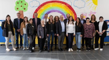 Alle Beteiligten freuen sich über die offizielle Einweihung der Grundschule Wehringhausen. (Foto: Charlien Schmitt/Stadt Hagen)