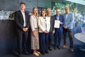 (v.l.n.r.) Felix Küttner, Anika Wolff, Ute Ledebur (alle gpaNRW), Oberbürgermeister Erik O. Schulz, Michael Esken (Präsident der gpaNRW) und Rainer Voigt (Vorsitzender Rechnungsprüfungsausschuss). (Foto: Karla Koball/Stadt Hagen)