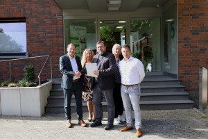 Der Hohenlimburger Bauverein, die Wohnraumförderung der Stadt Hagen und Henning Keune, Baudezernent der Stadt Hagen, freuen sich über die Zusage. (Foto: Aaron Schlütter/Stadt Hagen)