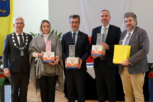 (v.l.n.r.): Oberbürgermeister Erik O. Schulz, Montluçons Stadträtin Audrey Molaire, Montluçons Bürgermeister Frédéric Laporte, Jean-Francois Guers und Festredner Professor Dr. Laurent Guihery (Foto: Heike Wippermann)