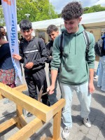 Jugendliche des Cuno-Berufskollegs I freuen sich über die praktischen Angebote der Dachdeckerinnung auf der Ausbildungsmesse. (Foto: Katrin Ollhoff)