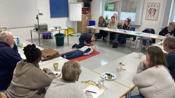 Im Rahmen einer gemeinsamen Schulung der Stadt Hagen und der Malteser bildeten sich 17 Teilnehmende zum Thema Hitzeschutz von wohnungslosen Menschen fort. (Foto: Stadt Hagen)