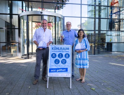 Freuen sich über die erste offiziell ausgewiesene Kühloase im Museumsquartier: (v.l.n.r.): Thomas Köhler, Prof. Dr. Rainer Stamm und Dr. Anjali Scholten. (Foto: Stadt Hagen) Freuen sich über die erste offiziell ausgewiesene Kühloase im Museumsquartier: (v.l.n.r.): Thomas Köhler, Prof. Dr. Rainer Stamm und Dr. Anjali Scholten. (Foto: Stadt Hagen)