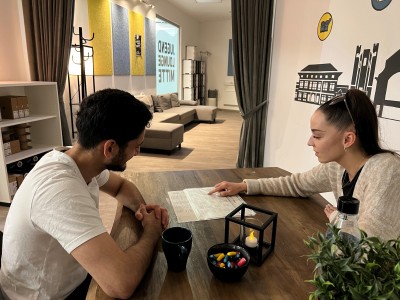 Jecky Balk zeigt Vasile aus Rumänien einen Stundenplan mit kostenlosen Angeboten für Kinder und Jugendliche in Wehringhausen. (Foto: Katrin Ollhoff/Stadt Hagen) Jecky Balk zeigt Vasile aus Rumänien einen Stundenplan mit kostenlosen Angeboten für Kinder und Jugendliche in Wehringhausen. (Foto: Katrin Ollhoff/Stadt Hagen)