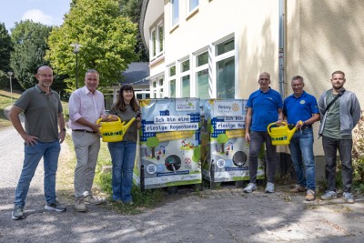 Mitarbeitende aus dem Hagener Umweltamt und der Freiwilligenzentrale sowie Mitglieder des Rotary Clubs besuchen die Regenretter am Kultopia. (Foto: Linda Kolms/Stadt Hagen)