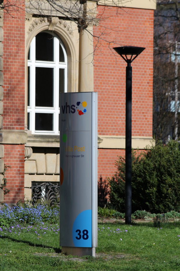 Am Eingang zur Villa Post, der Eingang zu Bildung und Wissen ... Am Eingang zur Villa Post, der Eingang zu Bildung und Wissen ...