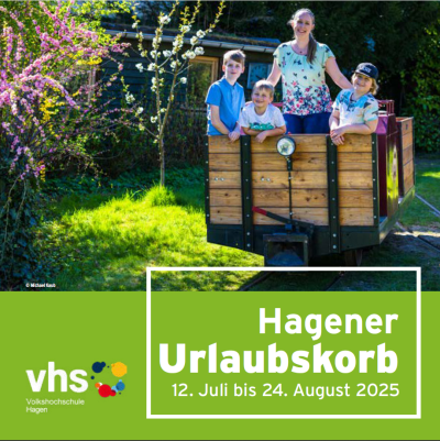 Foto: Michael Kaub. Das Coverbild zum Urlaubsprogramm zeigt Kollegin Ina beim Test des Feldbahn-Angebots.