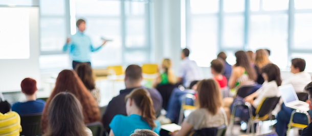 Die klassische Erzieherausbildung dauert insgesamt drei Jahre. (Foto: Matej Kastelic/Shutterstock.com)
