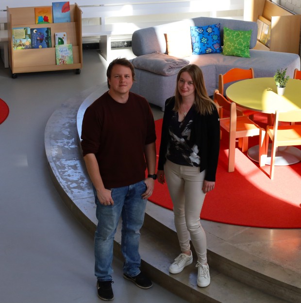 Dominik Bohnes (PIA Auszubildender) und Annete Heß (ständige Vertretung) im Altarraum der ehemaligen Marin-Luther Kirche. (Foto: Marius Noack/Stadt Hagen)