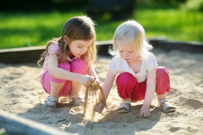 Zuhören, fördern und Vorbild sein, sind nur einige Aufgaben als Erzieher*in. (Foto: MNStudio/Shutterstock.com) Zuhören, fördern und Vorbild sein, sind nur einige Aufgaben als Erzieher*in. (Foto: MNStudio/Shutterstock.com)