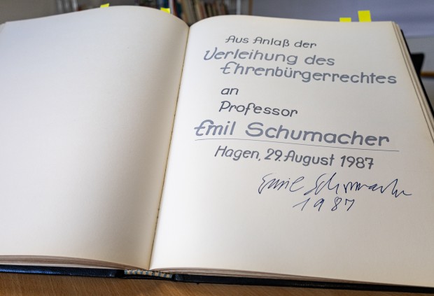 Als Ehrenbürger hat sich Professor Emil Schumacher 1992 im Goldenen Buch verewigt. (Foto: Franziska Michels/Stadt Hagen) 
