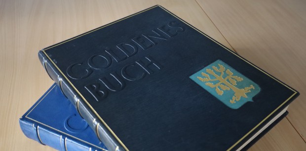 In zwei Goldenen Büchern haben sich zahlreiche Besucherinnen und Besucher der Volmestadt verewigt. (Foto: Franziska Michels/Stadt Hagen)