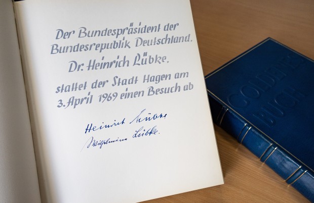 Die Unterschrift von dem ehemaligen Bundespräsidenten Dr. Heinrich Lübke findet sich ebenfalls im Goldenen Buch wieder. (Foto: Franziska Michels/Stadt Hagen) Die Unterschrift von dem ehemaligen Bundespräsidenten Dr. Heinrich Lübke findet sich ebenfalls im Goldenen Buch wieder. (Foto: Franziska Michels/Stadt Hagen)