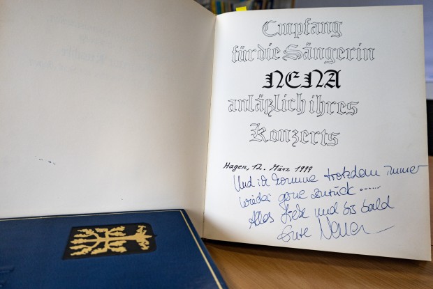 „Und ich komme trotzdem immer gerne zurück“, schreibt die Sängerin Nena in das Goldene Buch. (Foto: Franziska Michels/Stadt Hagen)
