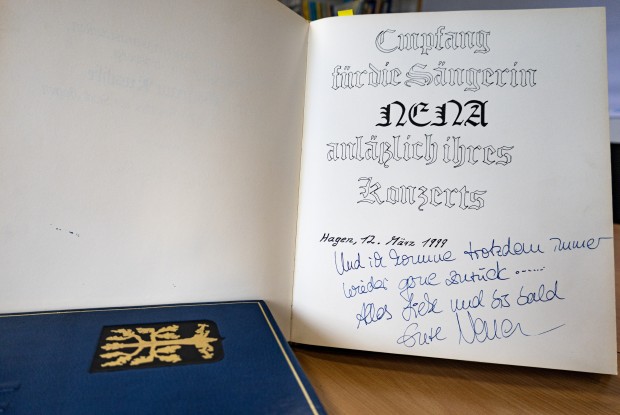 „Und ich komme trotzdem immer gerne zurück“, schreibt die Sängerin Nena in das Goldene Buch. (Foto: Franziska Michels/Stadt Hagen) „Und ich komme trotzdem immer gerne zurück“, schreibt die Sängerin Nena in das Goldene Buch. (Foto: Franziska Michels/Stadt Hagen)
