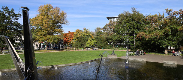 Die Hagenerinnen und Hagener genießen einen sonnigen Herbsttag im Volkspark. (Foto: Stadt Hagen)