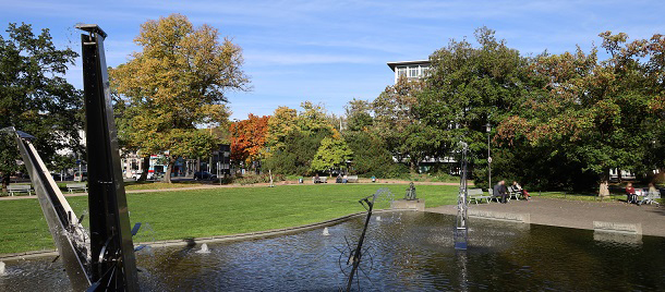 Die Hagenerinnen und Hagener genießen einen sonnigen Herbsttag im Volkspark. (Foto: Stadt Hagen) Die Hagenerinnen und Hagener genießen einen sonnigen Herbsttag im Volkspark. (Foto: Stadt Hagen)