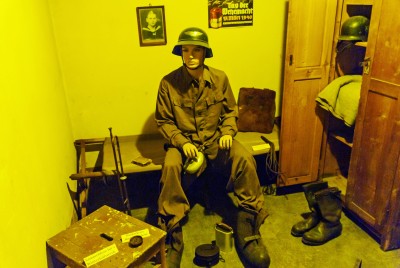 Die zahlreichen kleinen Bunkerräume sind mit etlichen historischen Exponaten zeitgenössisch ausgestattet. (Foto: Birgit Andrich)