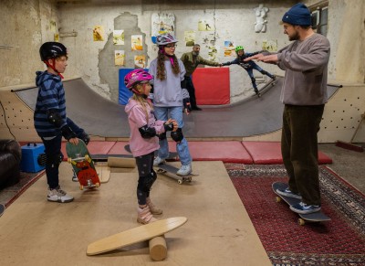 Stehen, fahren, bremsen: In der Skate-School am Bodelschwinghplatz lernen die Kinder den Umgang mit einem Skateboard. (Foto: Charlien Schmitt/Stadt Hagen)