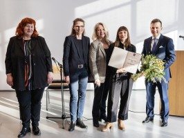 v.l.: Melanie Redlberger, Martina Soddemann, Prof. Dr. Ada Pellert, Preisträgerin Uljana Wolf und Thomas Walter feiern die Verleihung des diesjährigen Ernst Meister-Preises. (Foto: Charlien Schmitt/Stadt Hagen)