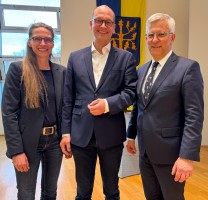 (v.l.n.r.): Die Beigeordnete für Kultur, Martina Soddemann, der künftige neue Direktor des Osthaus Museums und Leiter des Fachbereichs Museen und Archive, Prof. Dr. Rainer Stamm, sowie Oberbürgermeister Erik O. Schulz. (Foto: Thomas Bleicher/Stadt Hagen)