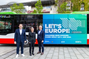 v.l.n.r.: HST-Vorstand Markus Monßen-Wackerbeck, RVR-Referatsleiterin Andrea Höber und Oberbürgermeister Erik O. Schulz freuen sich über die Europawahl-Kampagne. (Foto: Aaron Schlütter/Stadt Hagen)