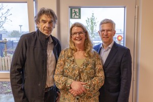 v.l.n.r. GWG-Ressortleiter Harald Szczygiol, Kita-Leitung Maren Rühl-Malachia, und Oberbürgermeister Erik O. Schulz freuen sich über die Eröffnung. (Foto: Carolina Freihoff/Stadt Hagen)