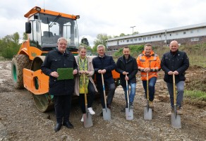 (v.l.n.r.): Bezirksbürgermeister Ralf Quardt, Larissa Kohl-Höhne, Oberbürgermeister Erik O. Schulz, Patrick Bänsch, Andree Niederschmidt und Jörg Nieder freuen sich auf das neue Großspielfeld. (Foto: Aaron Schlütter/Stadt Hagen)
