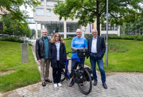 (v.l.n.r.) Ulrich Benz und Nicole Wollgarten vom Verein „Wünsch dir was e.V.“, Oliver „Oli“ Trelenberg und Peter Mook, Ehrenamtsbeauftragter der Stadt Hagen. (Foto: Carolina Freihoff/Stadt Hagen)