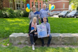 (v.l.n.r.): Studienleiterin Birgit Andrich, VHS-Leiterin Bianca Sonnenberg, Studienleiter Holger Flick und Studienleiter Rafael Stange stellen das neue VHS-Programm vor. (Foto: Aaron Schlütter/Stadt Hagen)