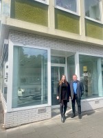 Citymanagerin Lena König mit Bezirksbürgermeister Jochen Eisermann vor dem neuen Projektbüro in der Freiheitstraße. (Foto: Stadt + Handel 2024)
