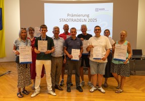 Oberbürgermeister Erik O. Schulz (4.v.l.) gratuliert den radaktivsten Personen, den radaktivsten Schulen sowie den „STADTRADELN-Stars“ zu ihren Erfolgen beim diesjährigen „STADTRADELN“. (Foto: Linda Kolms/Stadt Hagen)