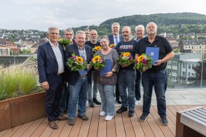 Oberbürgermeister Erik O. Schulz (li.) ehrt langjährige Mitglieder und verabschiedet ausscheidende Bezirksvertretende der Bezirksvertretung Eilpe/Dahl. (Foto: Linda Kolms/Stadt Hagen)