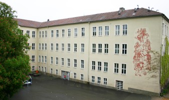 Die Turnhallen des Fichte Gymnasiums erhalten einen neuen Trinkwasserspeicher. (Foto: Karsten-Thilo Raab)